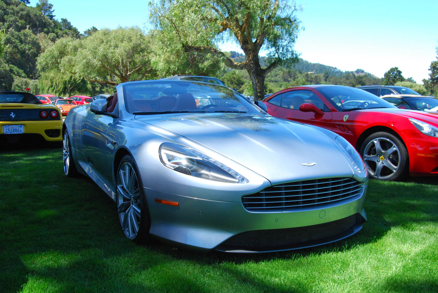 El Aston Martin DB7 es uno de los modelos más trascendentes del fabricante británico. Destaca por las líneas curvas de su diseño y sus monitorizaciones de 6 cilindros o V12. Si quieres hacerte con uno, date prisa porque su precio está en alza.