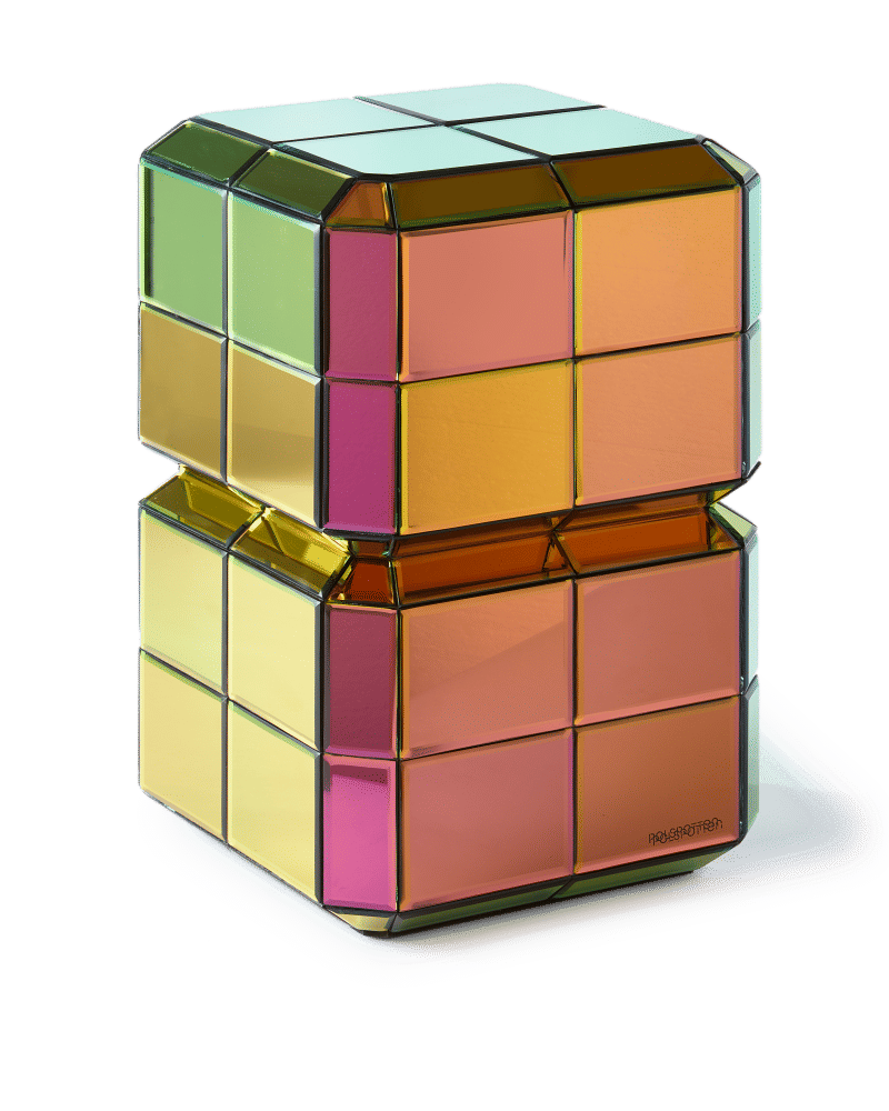 La mesa de café Pixel está formada por bloques de espejos tornasolados apilables que recuerdan a los cubos de Rubik. Mide 38,1x38,1x56 cm y se puede combinar con los diseños de cerámica de esta firma holandesa para una composición contrastada que nunca dejará de llamar la atención por su creatividad