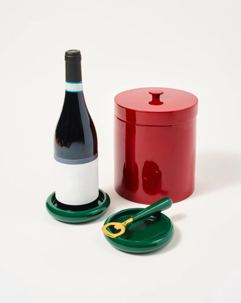 Cubitera para hielo, dos posavasos y un abridor de botellas lacados a mano para celebraciones con aires retro