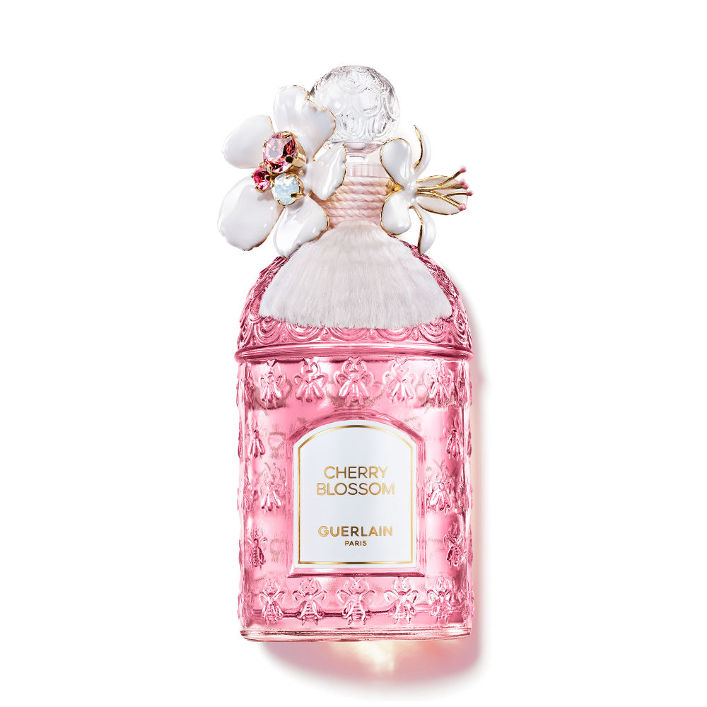 El anillo con flores de sakura (cerezo japonés) esmaltadas en rosa que adorna el cuello del frasco Cherry Blossom, de Guerlain, puede lucirse también en el dedo como joya. Obra de Pilippe Ferrandis, solo hay 4.025 piezas