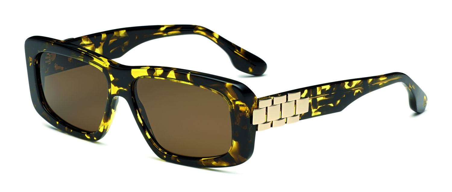 Las gafas de sol y graduadas de Victoria Beckham para la temporada primavera-verano encarnan la visión de la famosa modista sobre el estilo y la elegancia. Grandes y cuadradas, el complemento combina líneas atrevidas con colores atemporales y una cadena dorada en las patillas