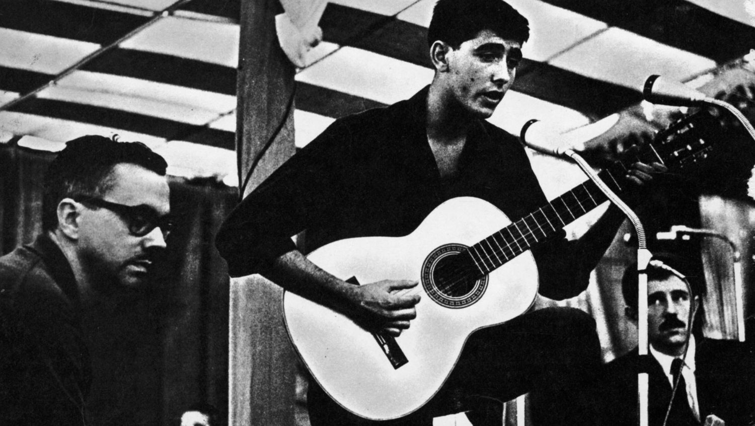 Joan Manuel Serrat en su etapa de Los Setze Jutges, entre Josep Maria Espinàs i Quico Pi de la Serra