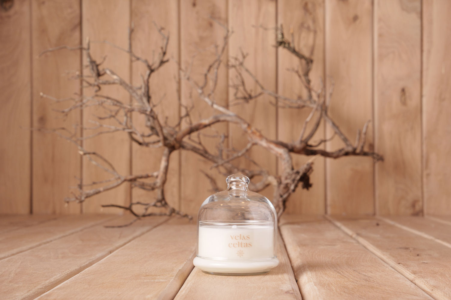 Cera de soja y coco, esencias no tóxicas, mechas de algodón y envases reutilizables en unas velas que aúnan artesanía y emoción