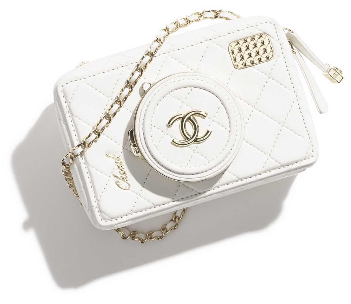 El bolso 11.12, creado por Karl Lagerfeld como reinterpretación del 2.55, se tiñe esta temporada en su versión mini con solapa de colores pastel. Y también acabado en el reconocible tweed de algodón y lana de la firma, incluso bordado con lentejuelas. Pero sin duda, el bolso Cámara, de estilo bandolera, con la clásica cadena de la firma y con el logo de la doble C en el que sería el objetivo, es una de las apuestas más originales de la casa francesa y de su directora creativa, Virginie Viard. Sin duda será uno de los protagonistas destacados y de los más estilosos del 'street style' de esta primavera