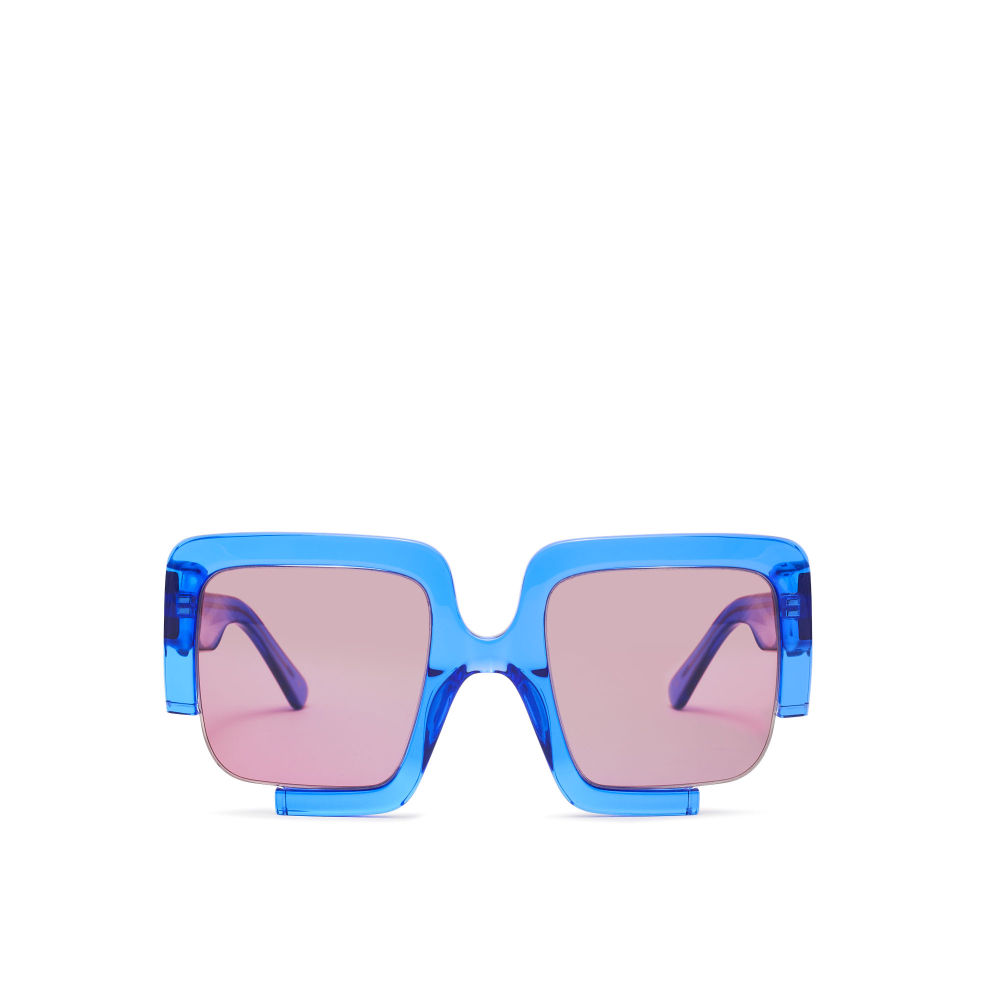 Sabela Juncal, ganadora de la primera edición del concurso Mó x New talent con Allianz Ego, ya ha creado sus propias gafas, como esta, 'oversize' y de acetato azul con un estiloso corte