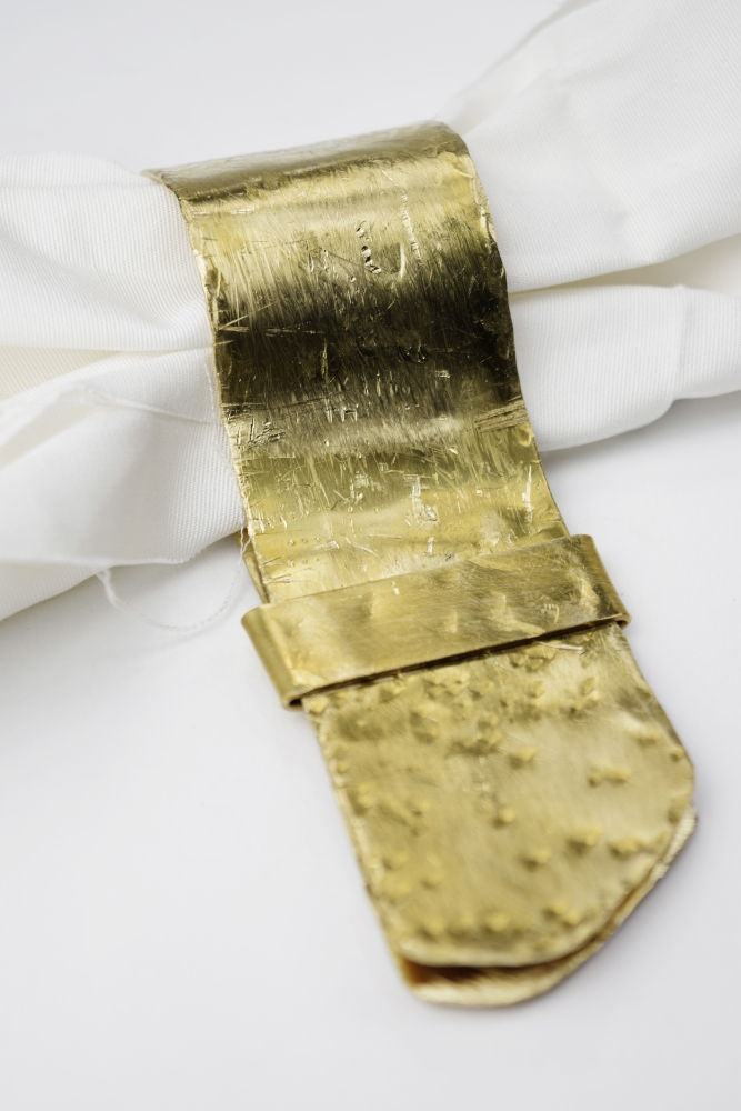 Objetos mínimos, trabajados a mano y con mucho estilo, en un equilibrio entre diseño y arte, alta artesanía y lujo. Esta es la premisa que siguen los accesorios de mesa Rond de Serviettes, de la colección Art de la Table. Están hechos en Italia con latón utilizando la técnica de forja en frío y “pensados con las manos”, como dicen sus creadores