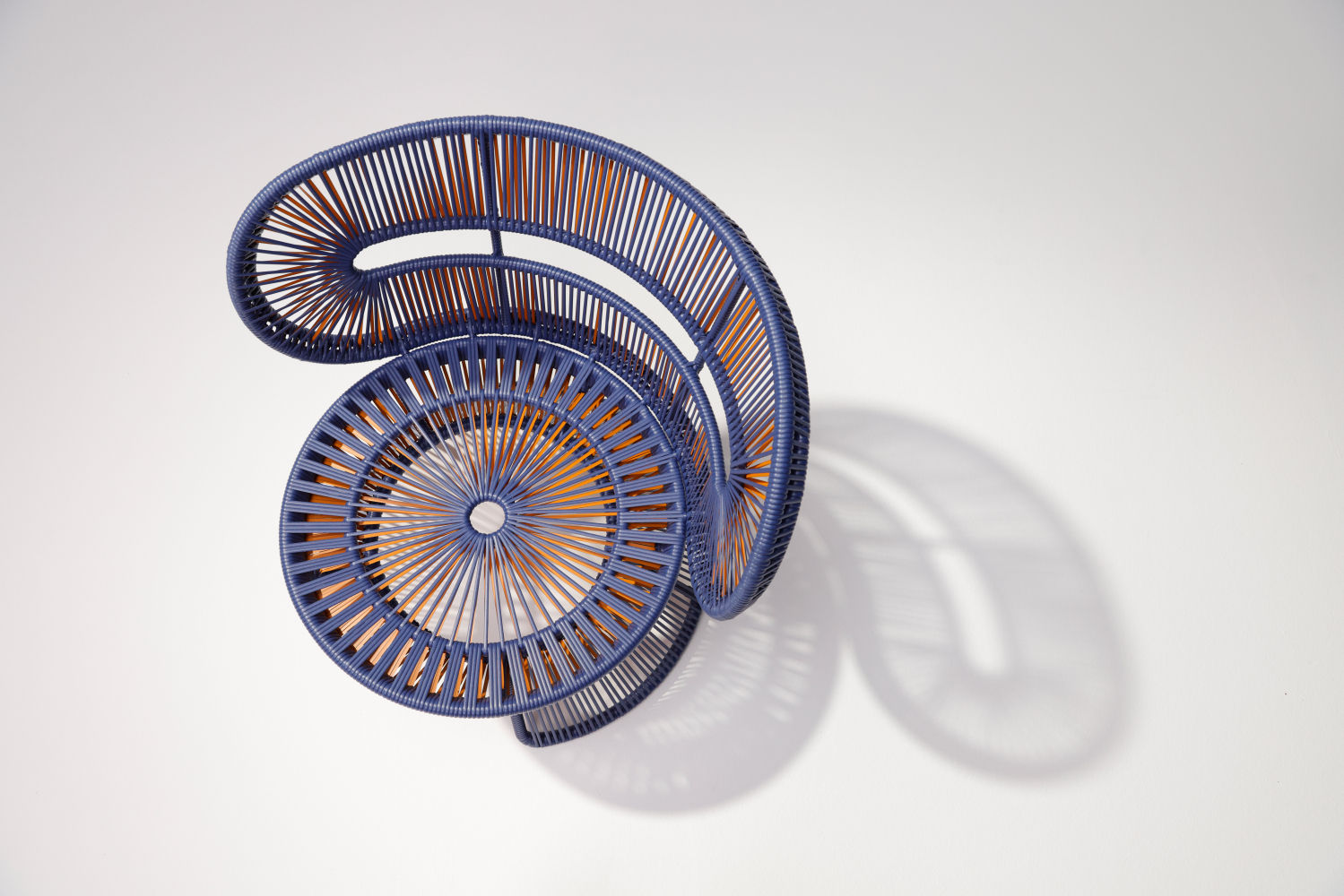 Arquitecto y diseñador, Werner Aisslinger se divierte utilizando nuevos materiales y técnicas. Con el asiento Cirql Nu, elaborado por los maestros artesanos de Dedon, entrelaza forma y color inspirándose en la simplicidad y el intrincado tejido de las sillas de exterior africanas, que lleva al mundo contemporáneo. Son de una fibra que da como resultado un hipnótico efecto tridimensional