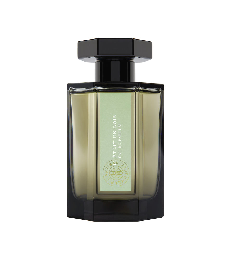 Hay algo de hechizo, misterio y aventura en los paseos por un bosque que juega con luces y sombras. Todo se amplifica: el silencio, los pasos y, por supuesto, los olores. La perfumista Caroline Dumur traduce esas sensaciones con una visión personal de vetiver, cedro y trigo sarraceno en Il était un bois. En El Corte Inglés