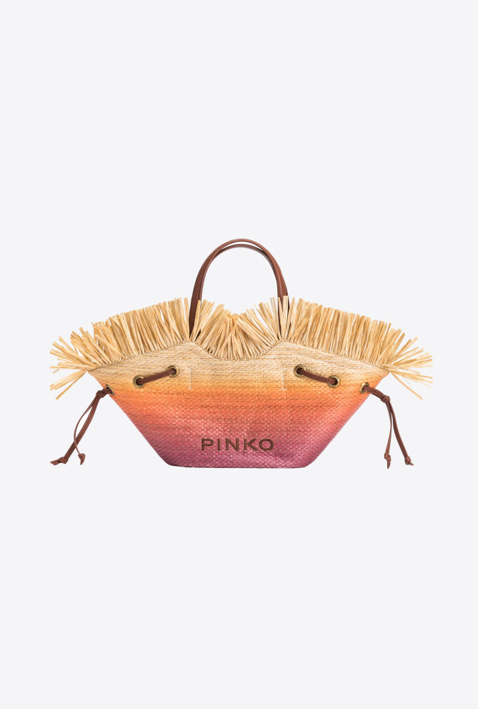 Un capazo distinto y versátil. El bolso Pagoda, de rafia de panamá, destaca por su forma trapezoidal, el acabado desflecado y un cordón visible y ajustable de piel