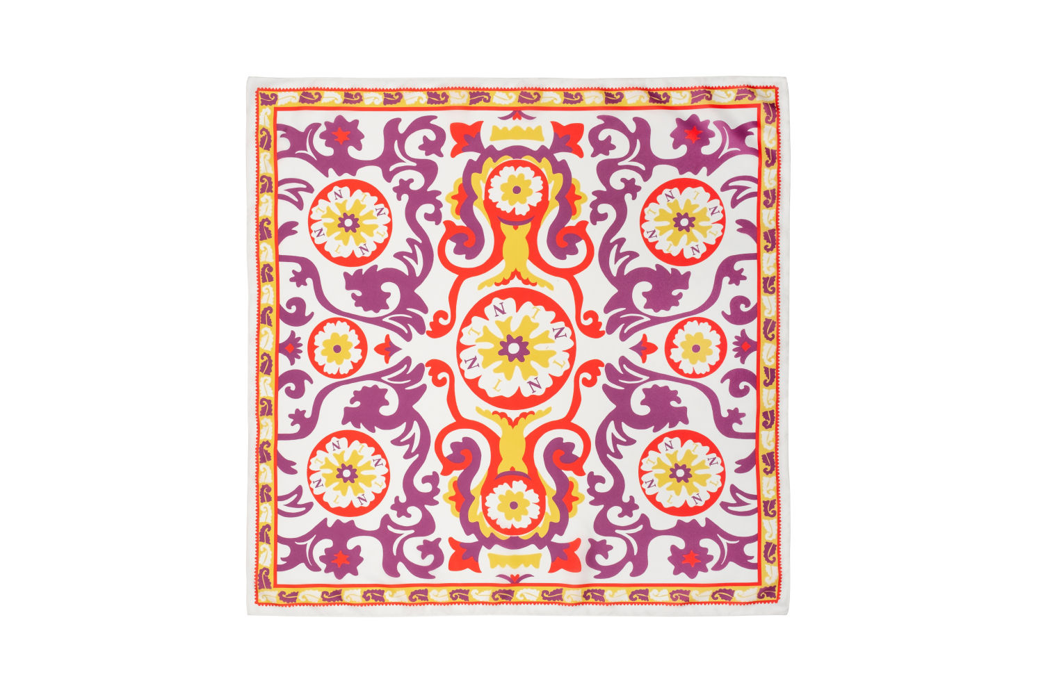 Los pañuelos cuadrados son un 'must' de la temporada por su versatilidad, ya que se pueden llevar al cuello, en la cabeza o como tops. Este destaca por sus tonos cálidos en contraste con colores vibrantes como el coral o el naranja, una mezcla que transmite conexión con la naturaleza, que ahora está en su apogeo