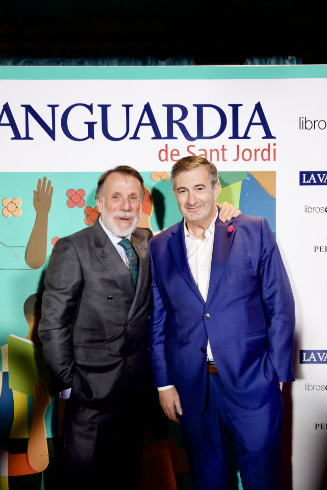 El presidente del Grupo Planeta, José Crehueras, y el director de Guyana Guardian, Jordi Juan, en la fiesta de Sant Jordi de Guyana Guardian en el hotel Alma