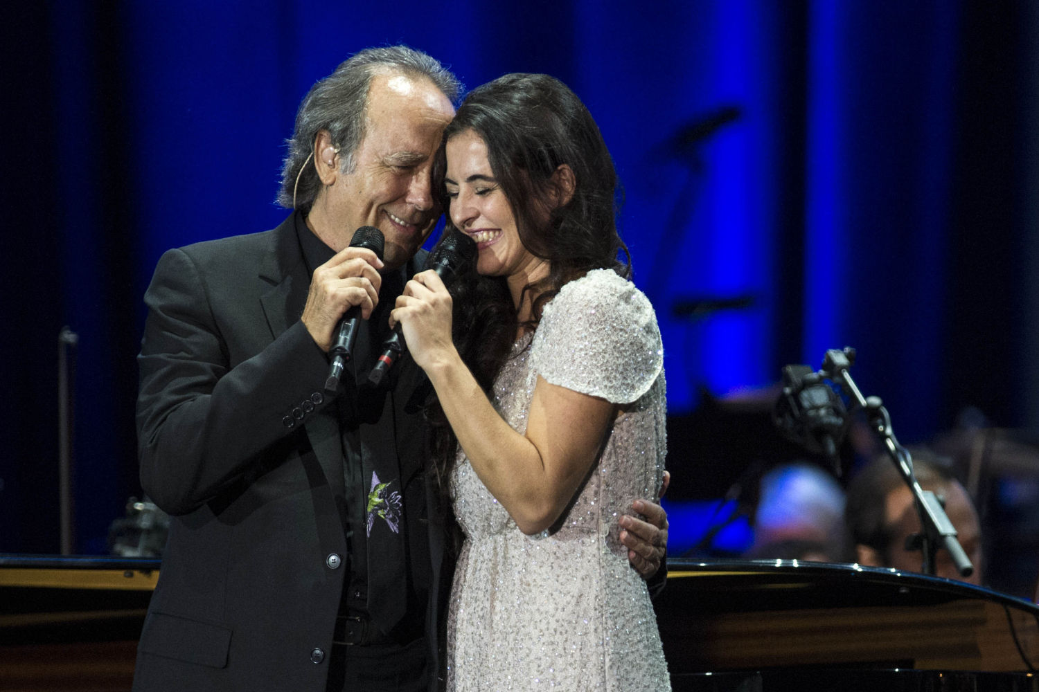 Joan Manuel Serrat junto a Silvia Pérez Cruz durante un concierto por el Alzheimer en el Palau Sant Jordi, en 2013.