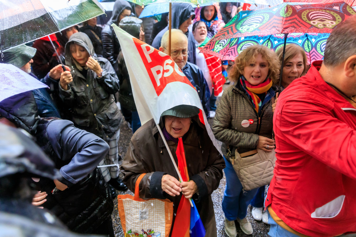 La lluvia no ha impedido la movilización de los manifestantes