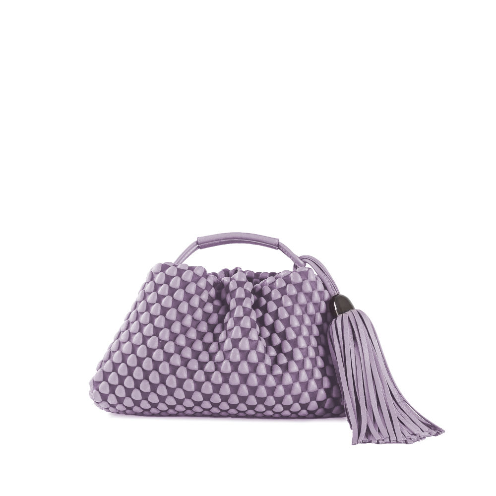 Realizados en napa y con un original efecto burbuja,  hechos por maestros artesanos en España, estos bolsos se presentan como un accesorio versátil, teñido en una paleta de colores inspirada en helados