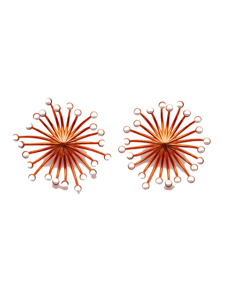 Estos pendientes geométricos de latón aportan un exquisito toque transgresor.