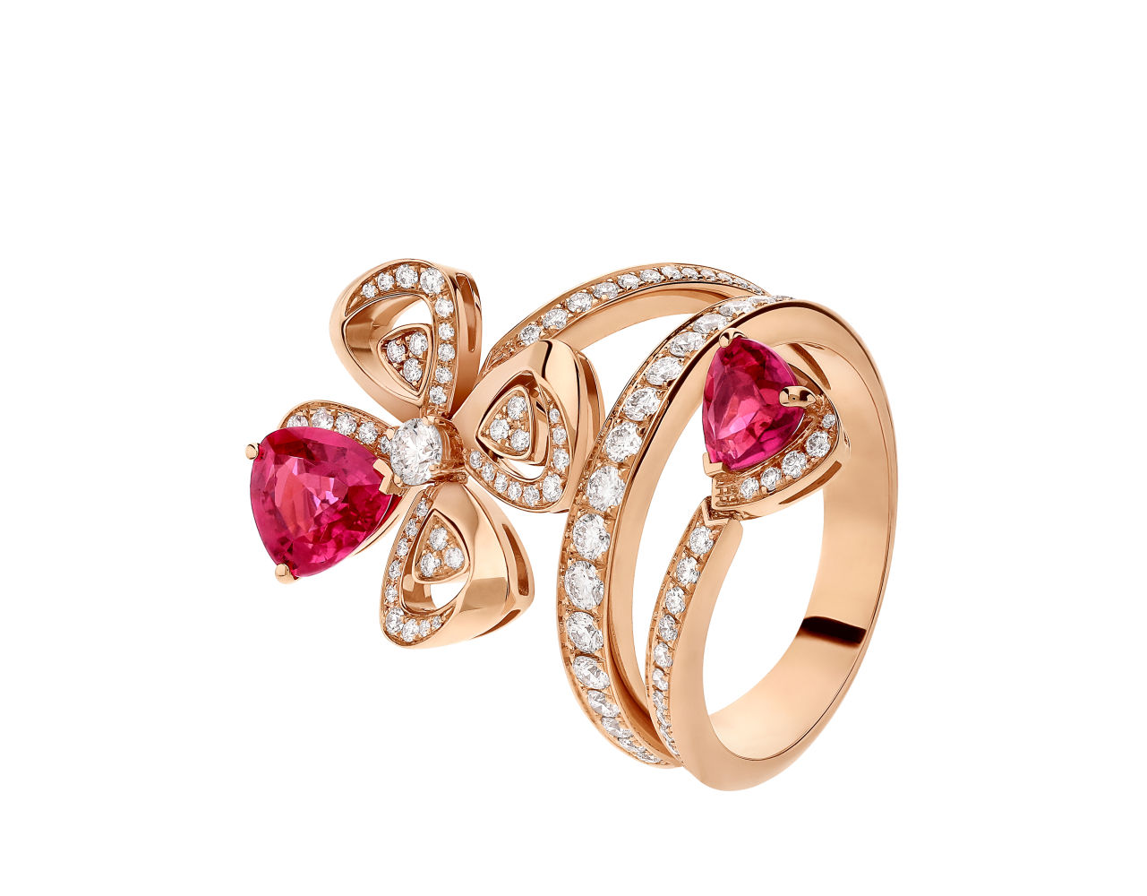 La nueva colección de alta joyería que presenta Bulgari se encuentran tesoros como el anillo Fiorever. Esta llamativa y romántica pieza diseñada por Lucia Silvestri está confeccionada en un delicado oro rosa que combina a la perfección con dos  rubelitas de gran tamaño en forma de lágrima