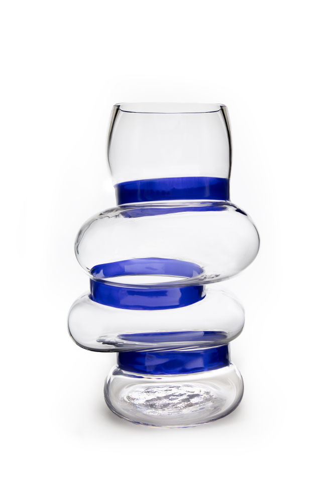 El corazón creativo de Fredrik Färg y Emma Marga Blanche está en Estocolmo. Se mueven sin esfuerzo entre lo exclusivo hecho a mano y lo industrial,  con guiños  divertidos, como el jarrón Elastique