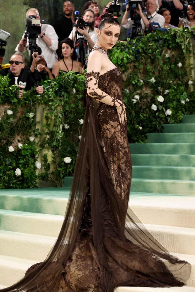 Emma Chamberlain posa como una ninfa de cuento en la alfombra roja de la Gala Met