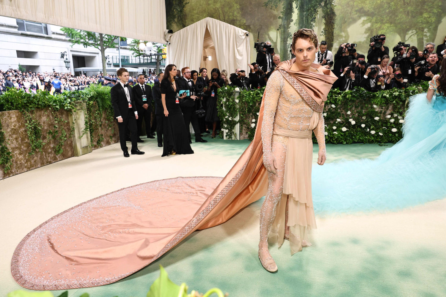 Gustav Magnar Witzoe con una imponente capa rosa y un conjunto bordado