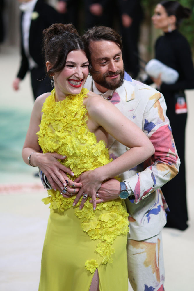 El actor Kieran Culkin y su esposa Jazz Charton a su llegada al MET