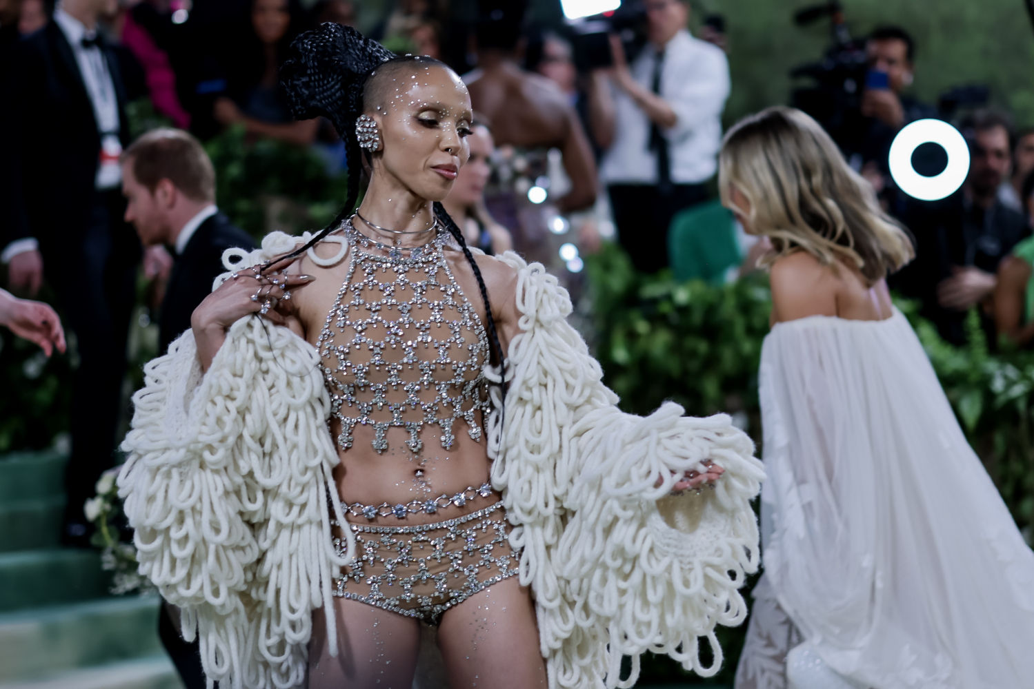 La cantante FKA Twigs a su llegada en la gala MET