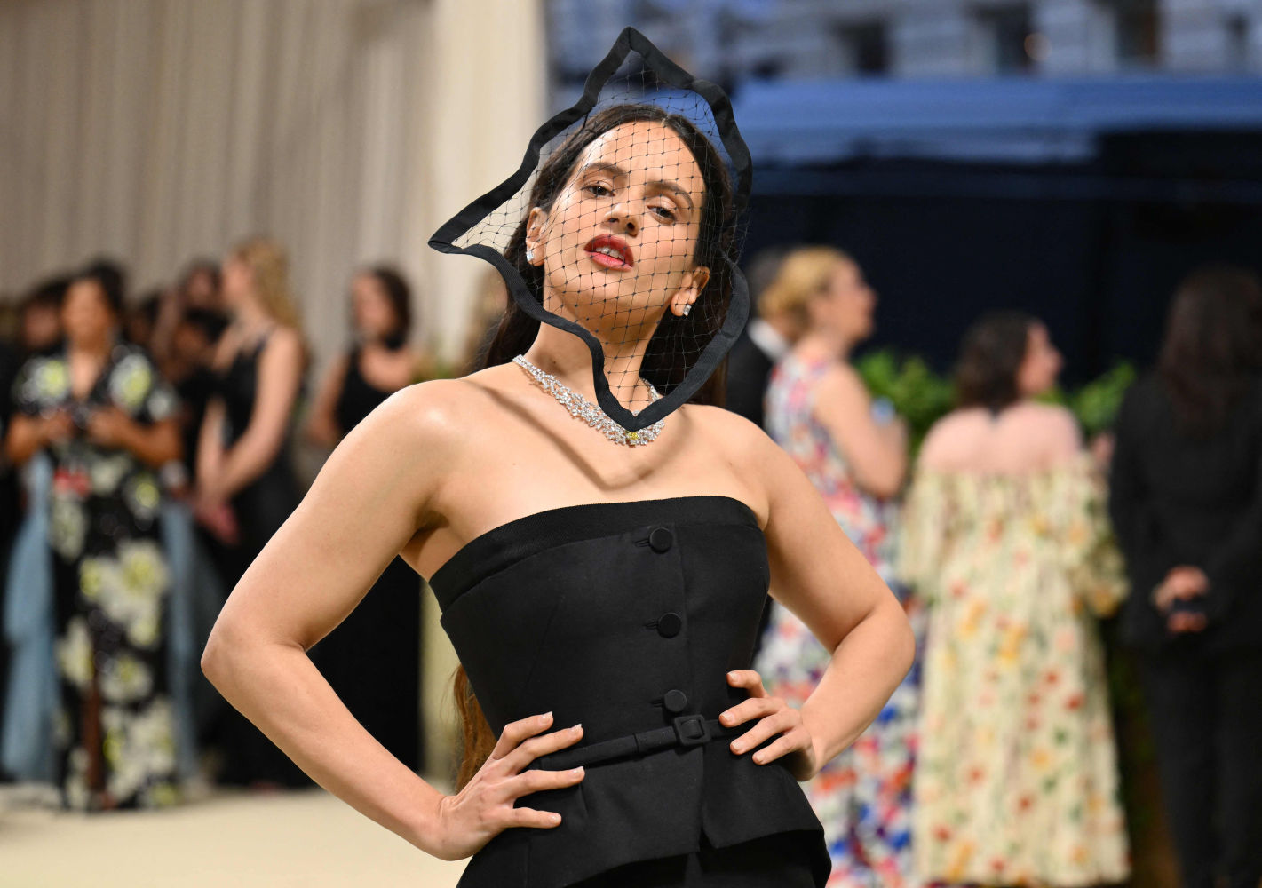 Rosalía ha apostado por el negro con un vestido de Dior