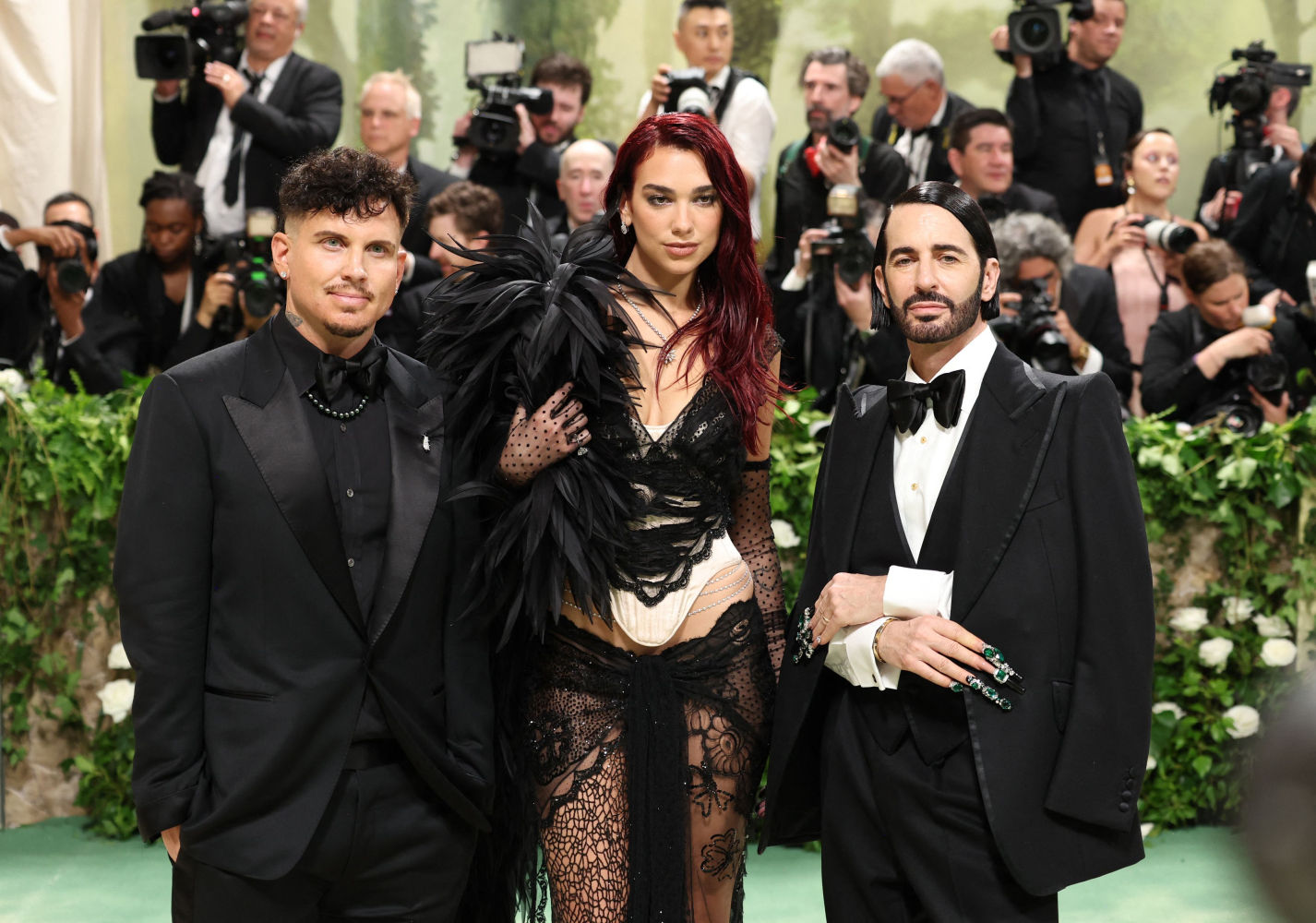 Charly Defrancesco, Dua Lipa y Marc Jacobs, juntos en la entrada del MET