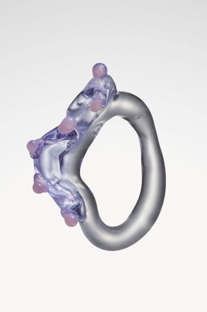 A Vivian Alarcón le gusta jugar con fuego para construir un lenguaje artístico muy personal hecho de vidrio a todo color, sólido o soplado. Sus joyas Organic Batlló, trabajadas con llama, se nutren de las siluetas y las formas orgánicas del tejado de la obra de Gaudí