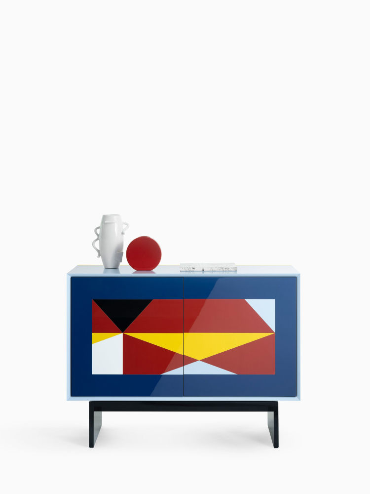 Alessandro Mendini, fundador del colectivo Alchimia, fue referente del movimiento posmoderno de Italia y creador de memorables iconos contemporáneos. Sus hijas Fulvia y Elisa, custodias de su legado, han rescatado de los archivos tres aparadores de marquetería en colores primarios que ahora reedita la firma de Brianza