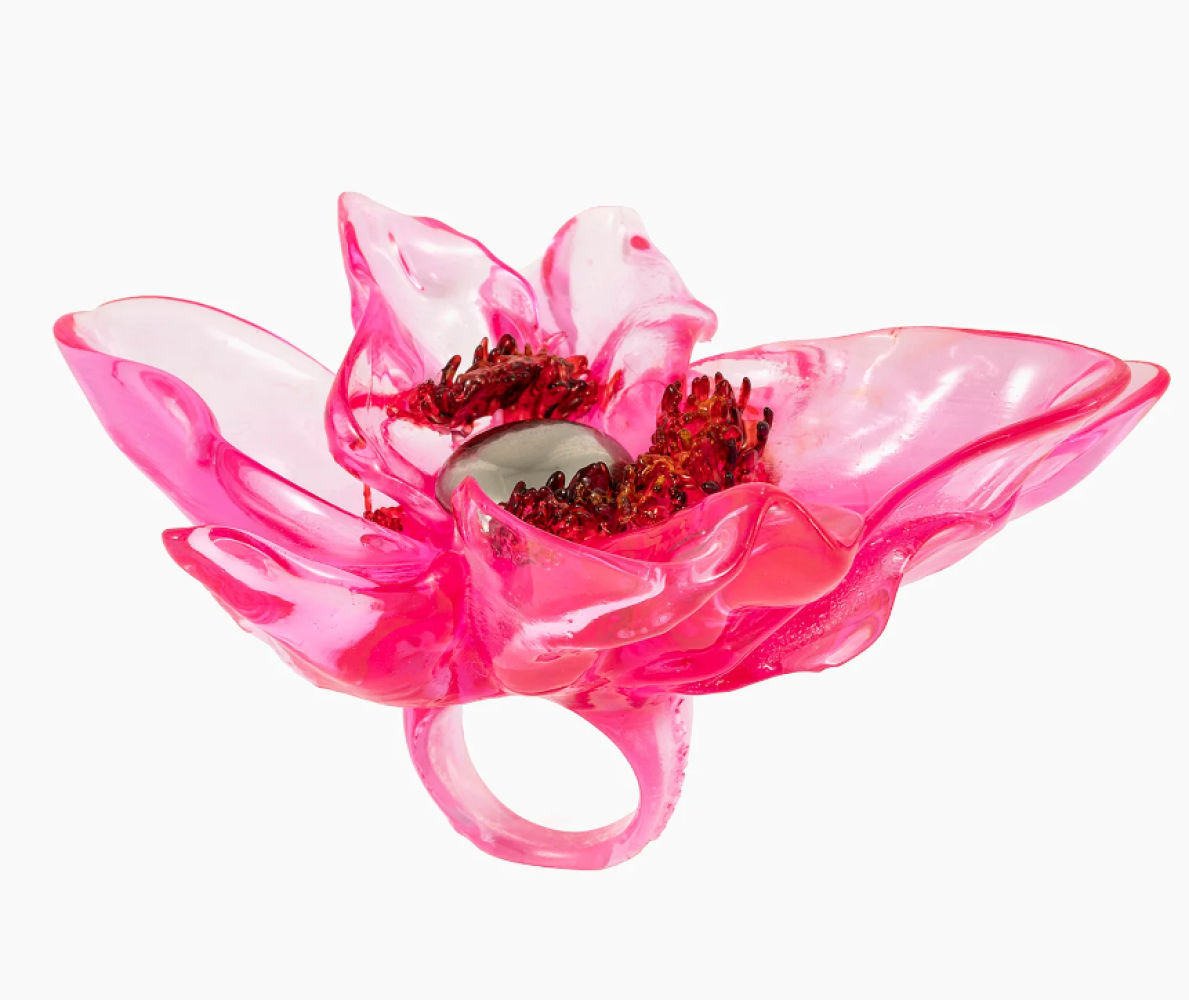 Sobre el anillo Tempus Rosita, la firma advierte: “Precaución. Causa altos niveles de sensualidad”. Disponible en varios colores