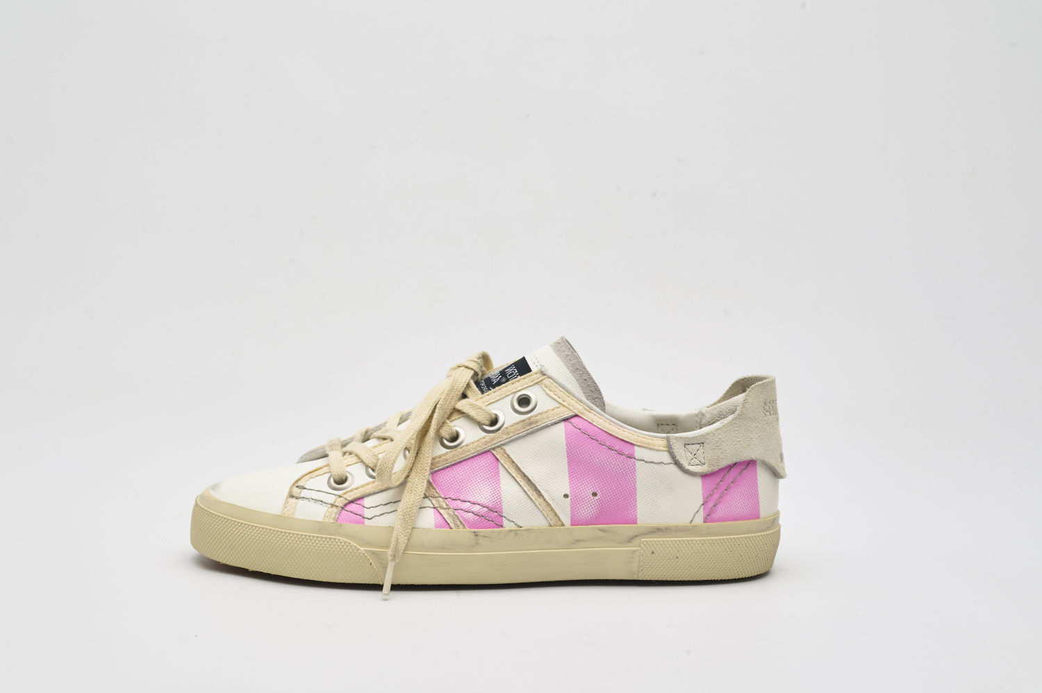 Hidnander es la atípica marca de calzado informal que, sin buscar fama ni gloria, ha cautivado por su máxima autenticidad. Autodeclarada antiicono, enamora por igual a indies, hipsters, indies y runners