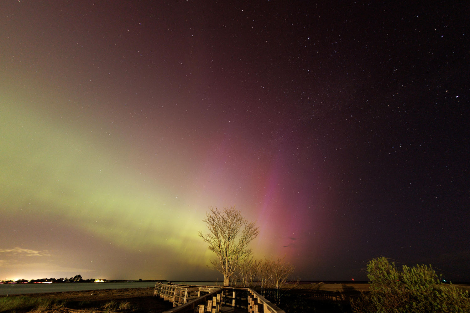 La aurora boreal ilumina el cielo nocturno en la desembocadura del río Merrimack, en Newburyport, Massachusetts, EE.UU..