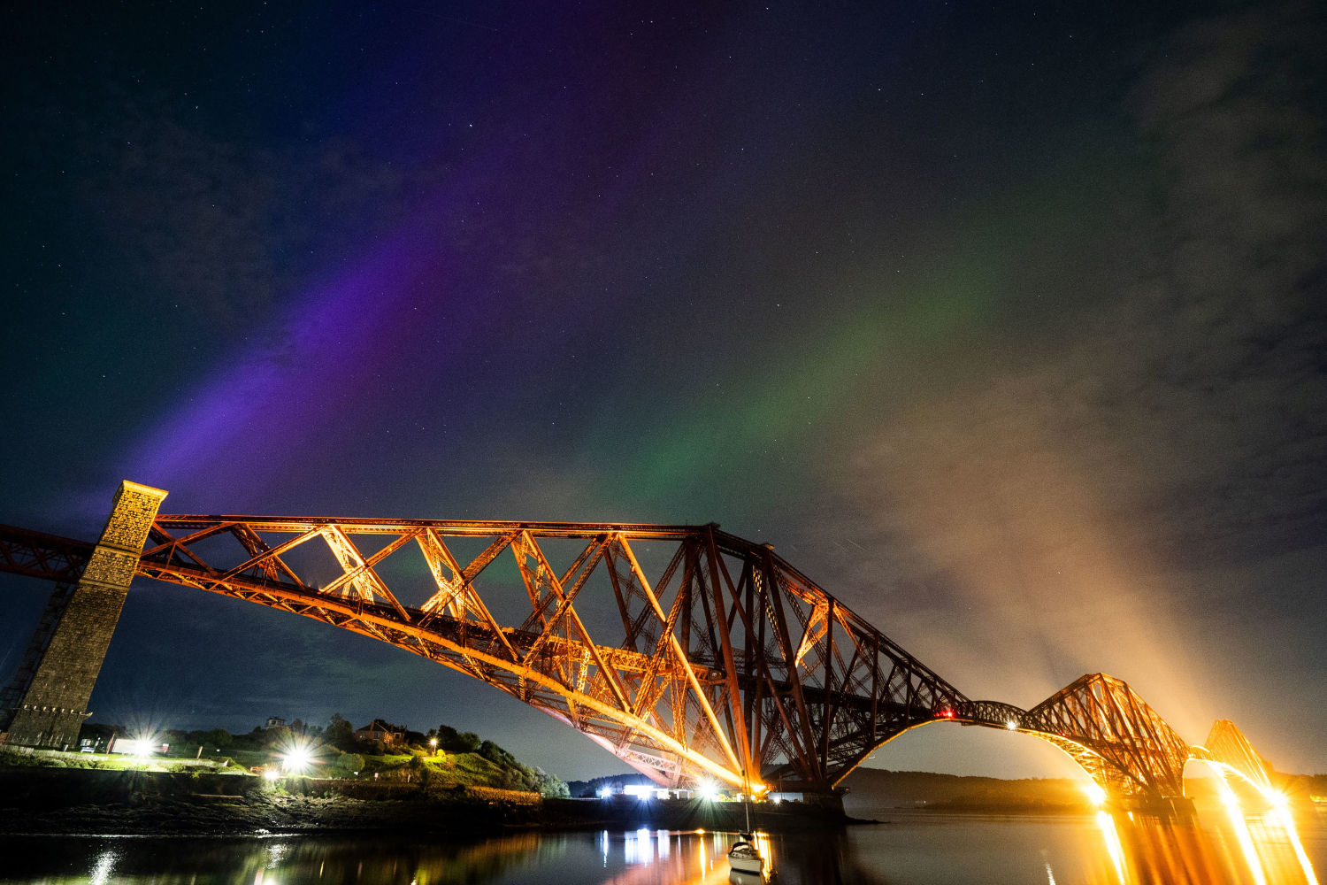 La aurora boreal sobre el puente Forth en North Queensferry, Escocia.