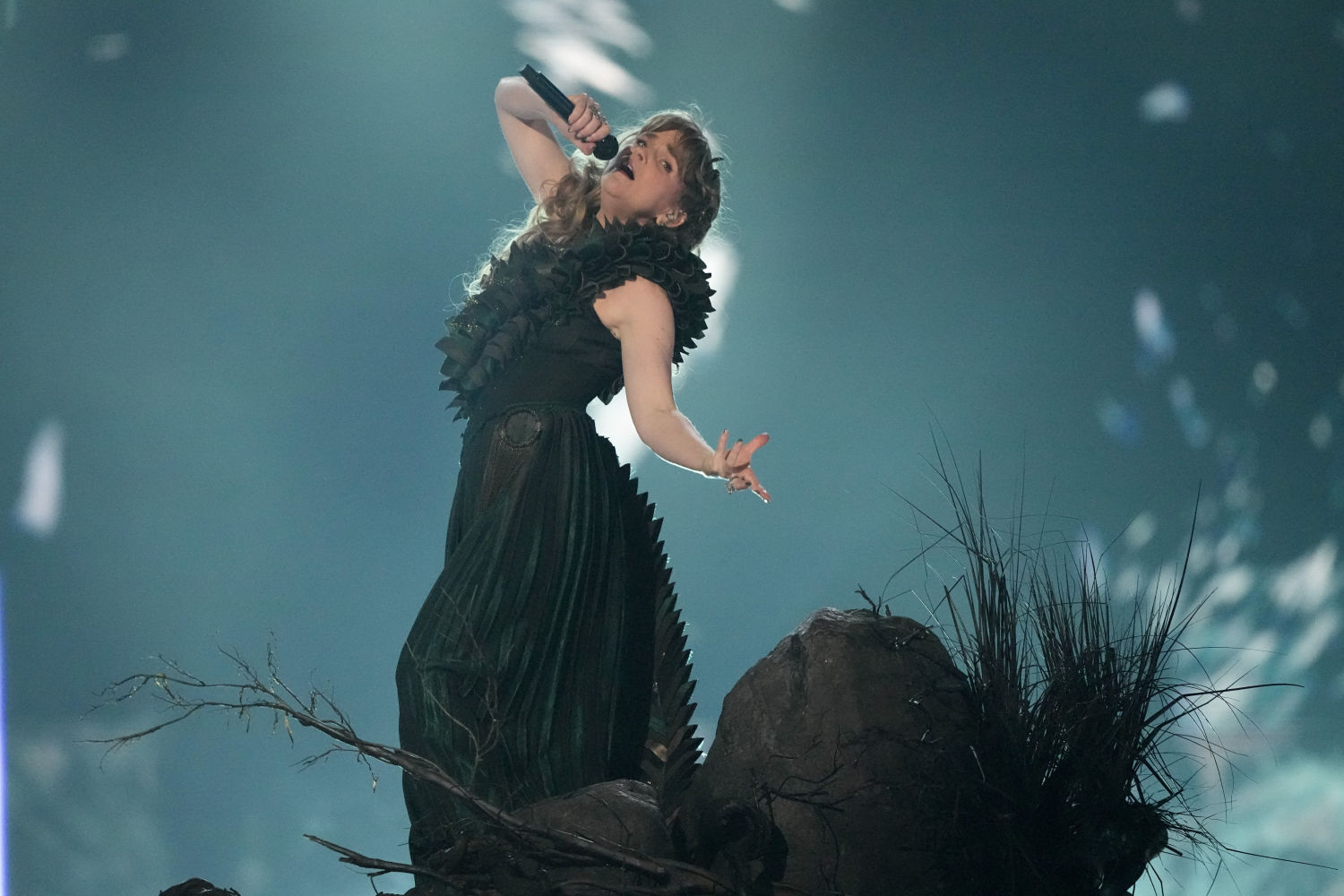 Gate, de Noruega, interpreta la canción Ulveham durante la Gran Final de Eurovisión