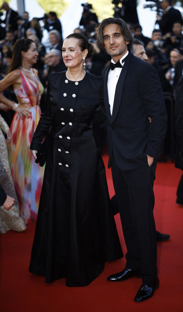 Carole Bouquet y su hijo Dimitri Rassam en la alfombra roja del Festival de Cine de Cannes