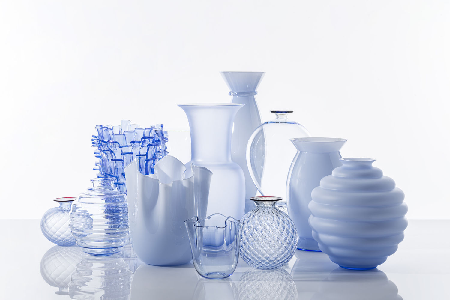 La luz, la tradición más contemporánea y el refinamiento dialogan en esta colección de jarrones de cristal de Murano realizados artesanalmente con diferentes técnicas y teñidos con el azul puro de los icebergs