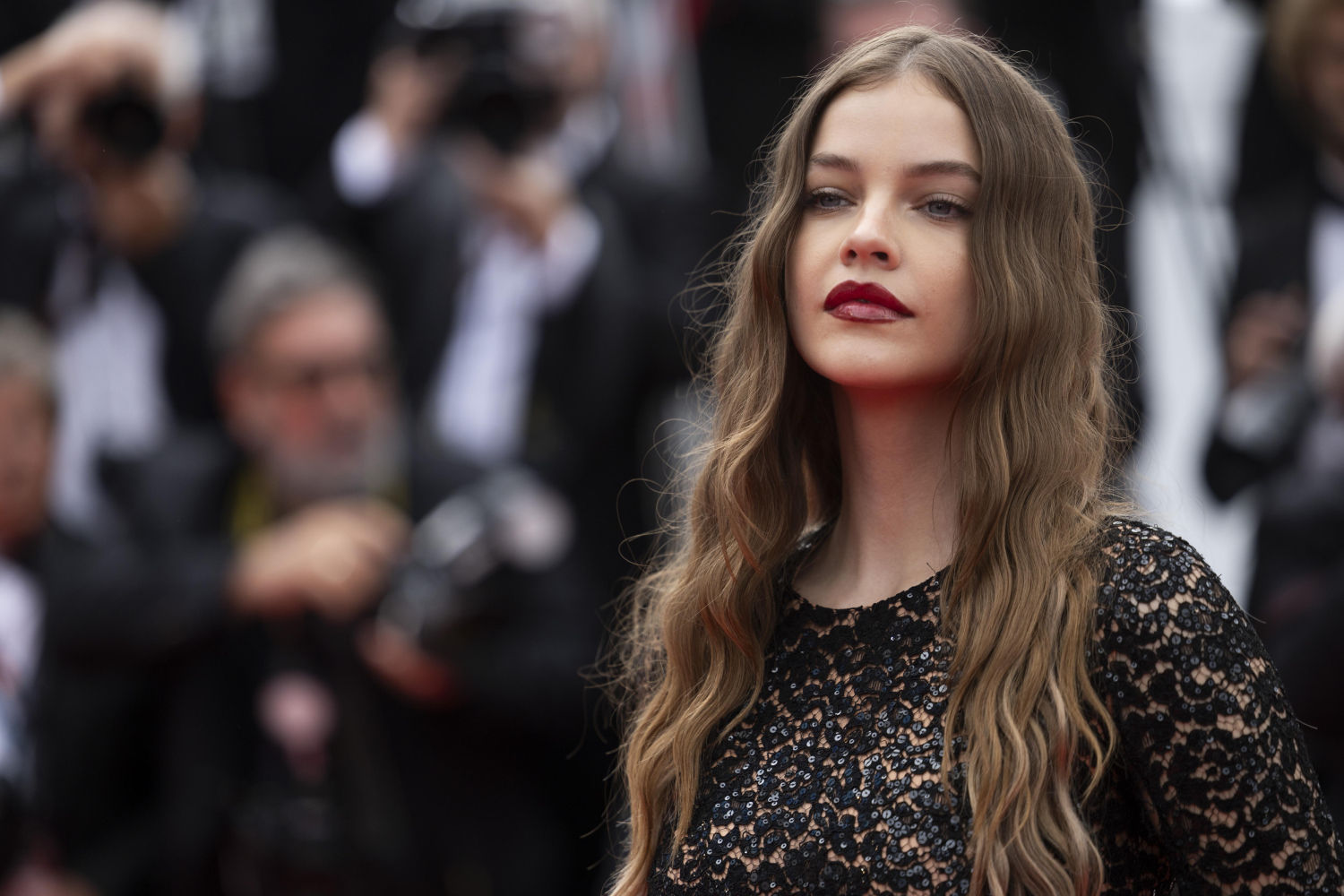 Barbara Palvin en la alfombra roja del Festival de Cine de Cannes