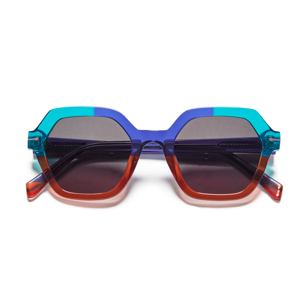 El estilo que triunfó en la década de los setenta vuelve en forma de gafas. Grandes, con una silueta hexagonal y de pasta, el modelo Mandri de la línea Barcelona está hecho en acetato y cuenta con un cristal sombreado