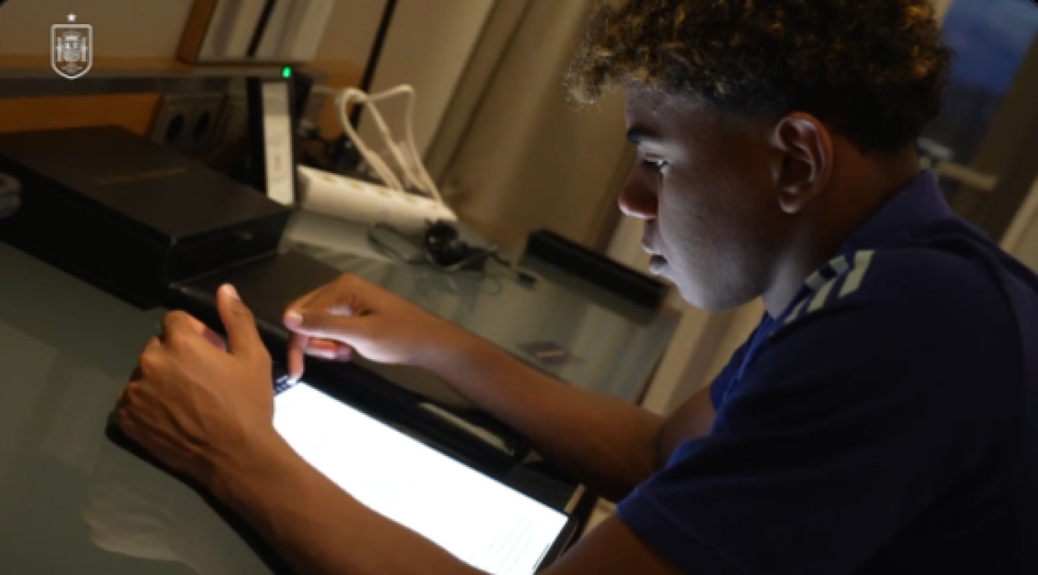 Lamine Yamal repasando un texto en inglés