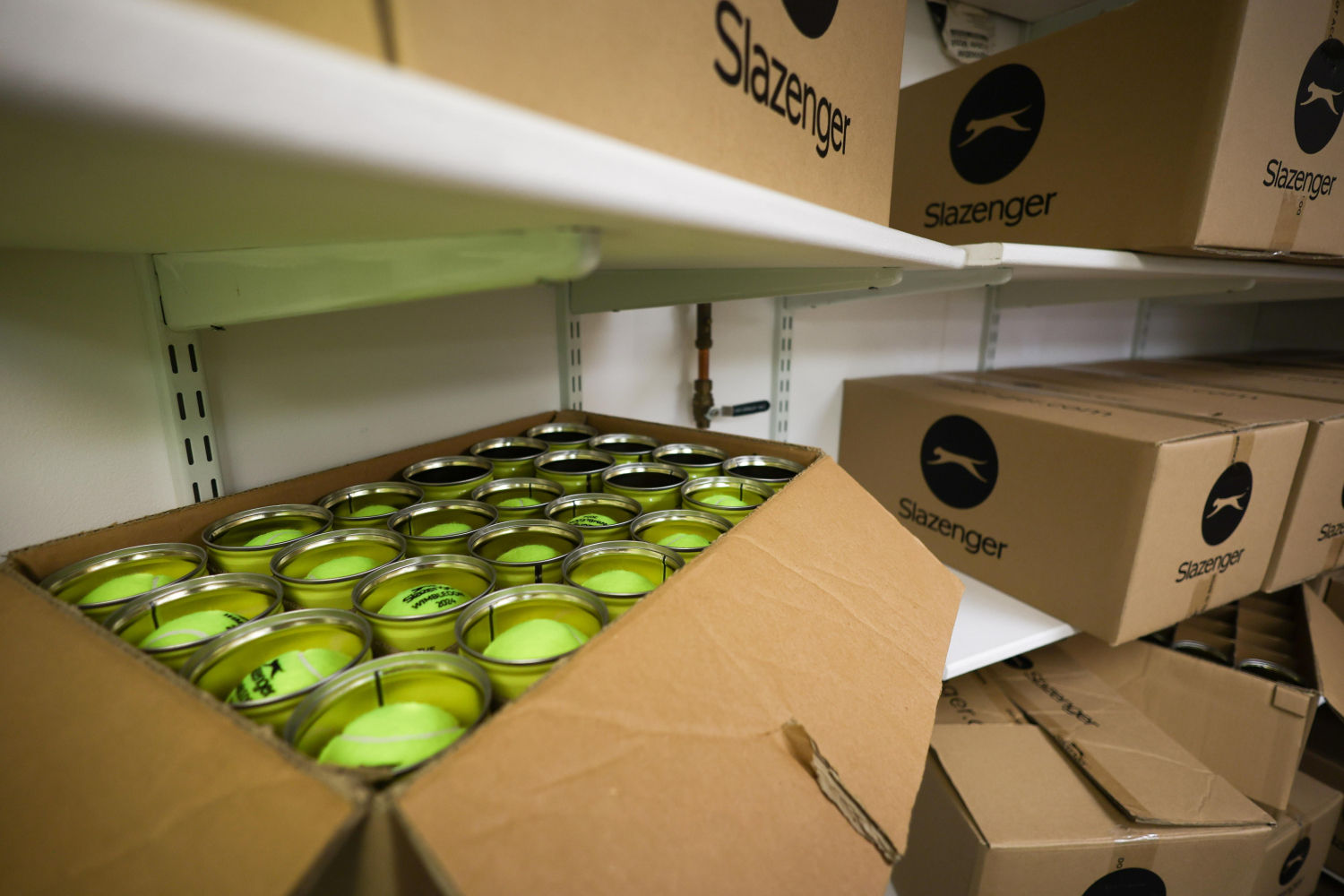 Las pelota de Wimbledon son apiladas en contenedores en las estanterías de una habitación separada de las pistas.