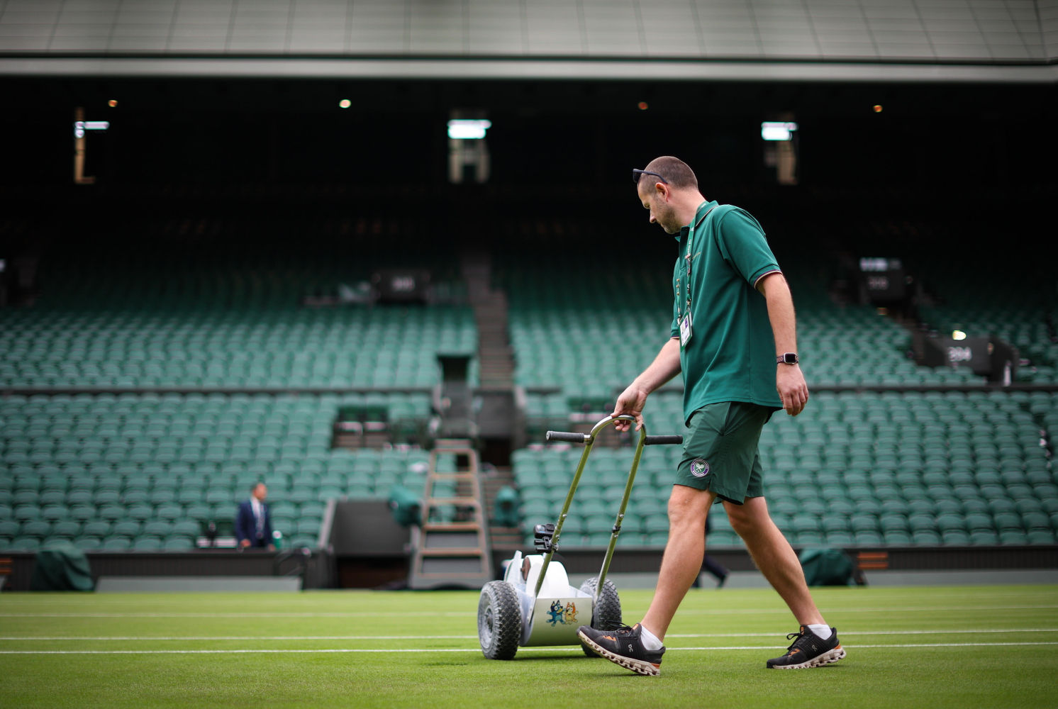 Los técnicos se encargan de que las líneas estén pintadas con precisión milimétrica