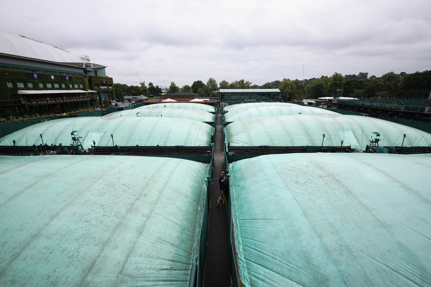 Las lonas cubren las pistas ante las inclemencias del tiempo y las lluvias.