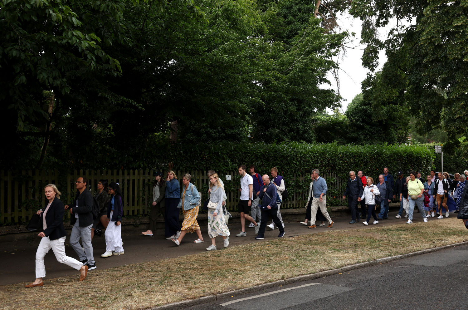 El público hace cola de manera ordenada y paciente.