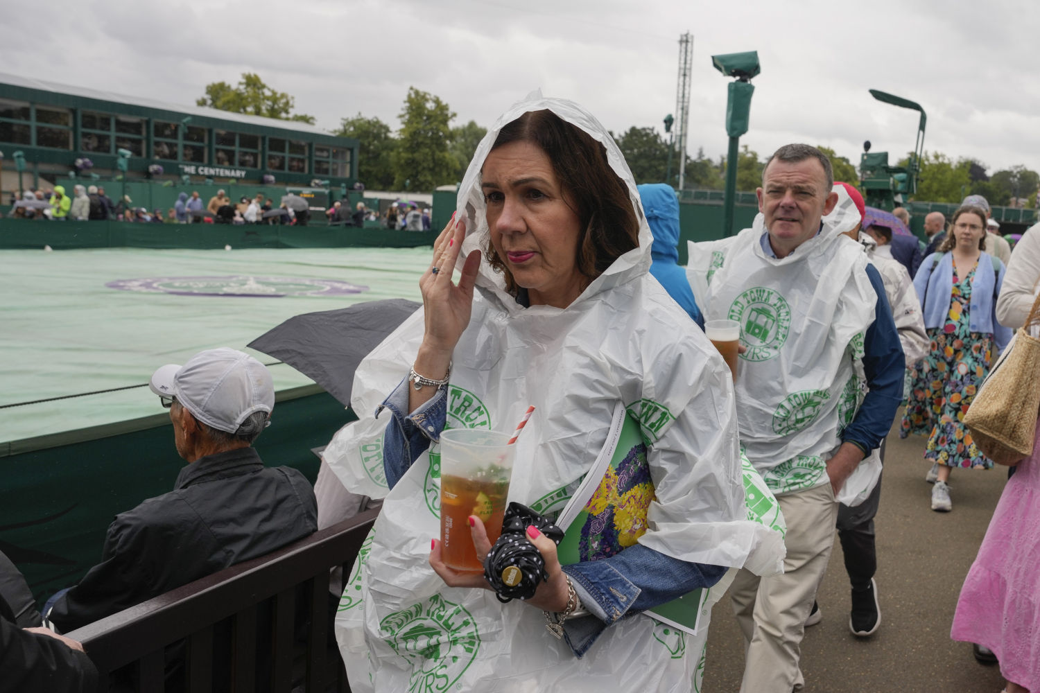 Los espectadores están perfectamente equipados con chubasqueros