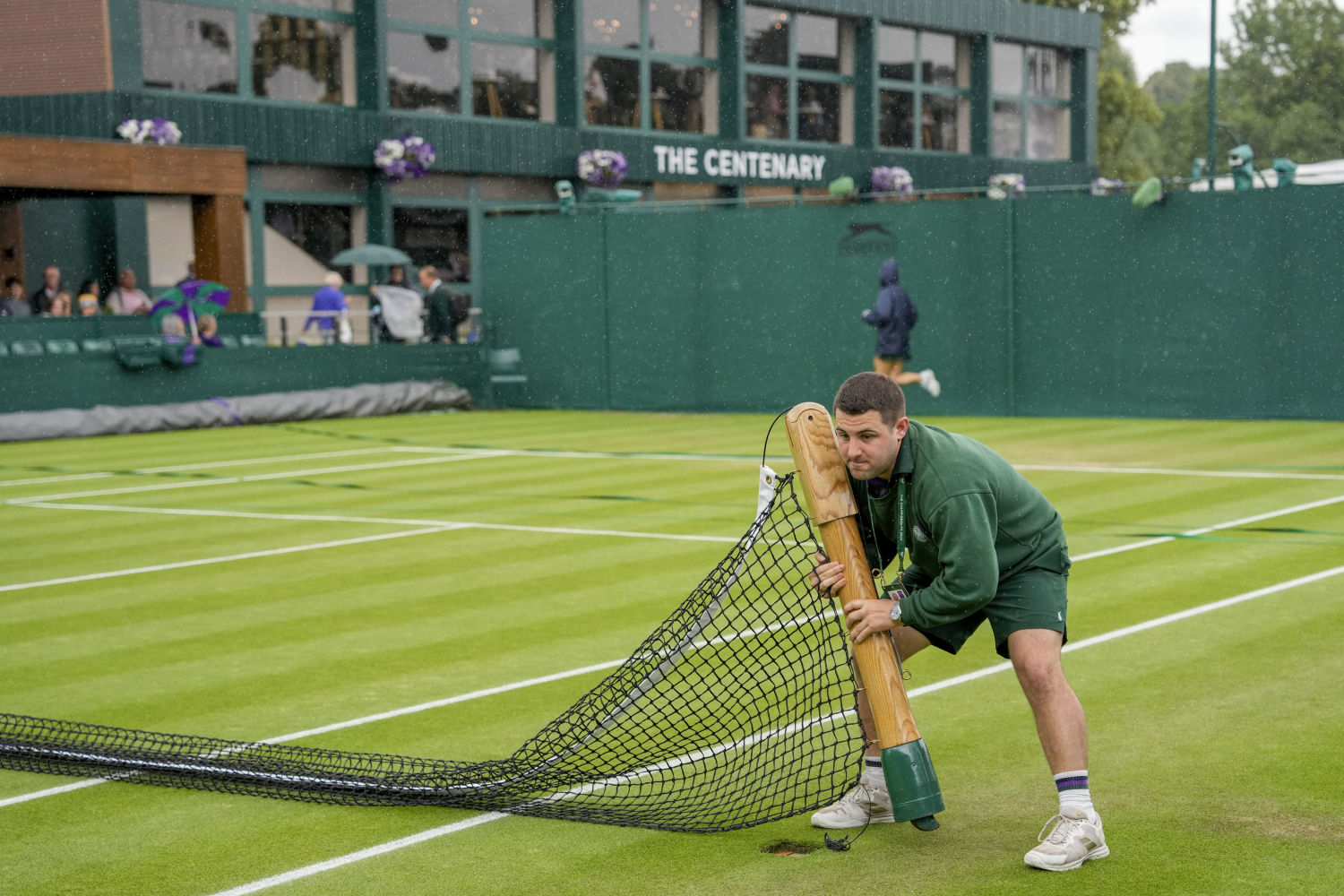 Las redes son trasladadas a mano y tienen que estar perfectamente colocadas