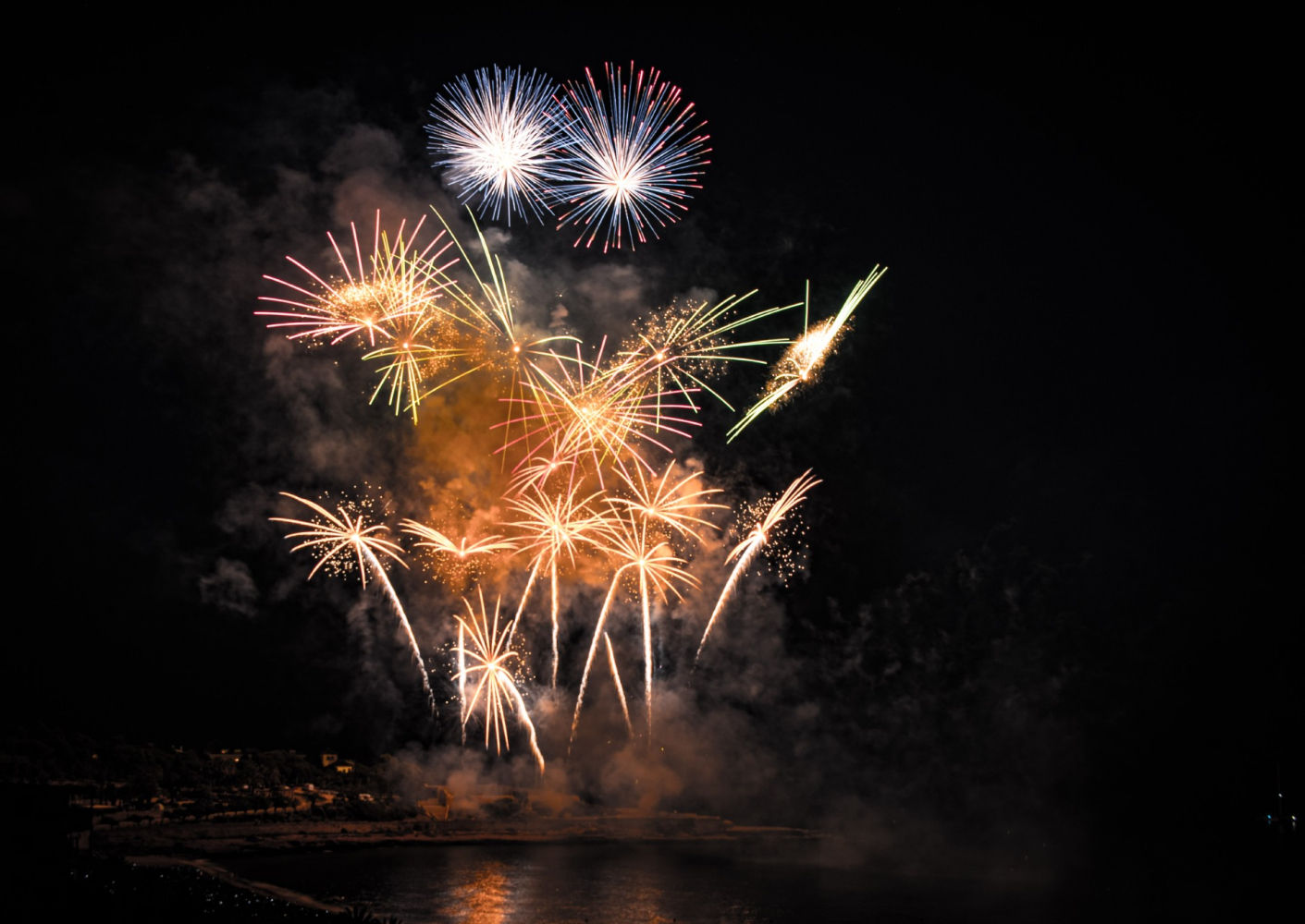 Combinación de luces y formas en el espectáculo pirotécnico de la 32ª edición del Concurso internacional de fuegos artificiales de Tarragona.