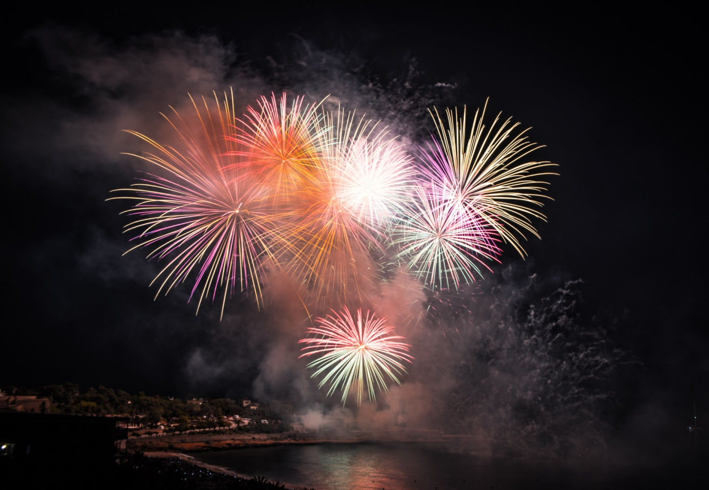 Impactantes fuegos artificiales en la 32ª edición del Concurso internacional de fuegos artificiales de Tarragona.