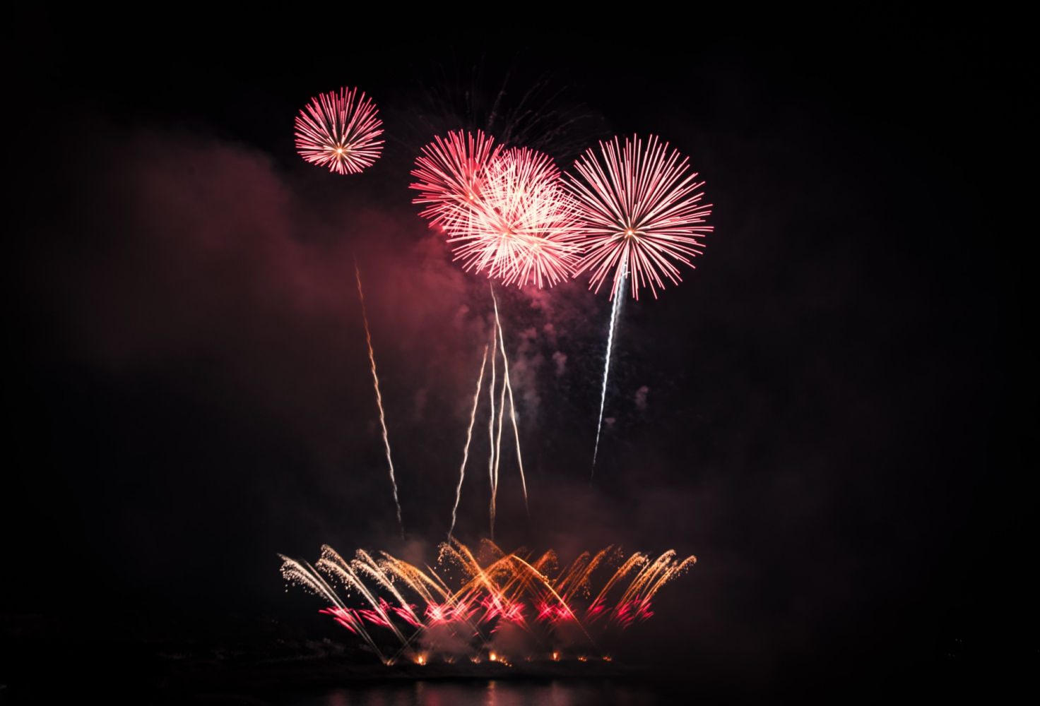 Bella formación de cohetes y pirotecnia de colores en la 32ª edición del Concurso internacional de fuegos artificiales de Tarragona.