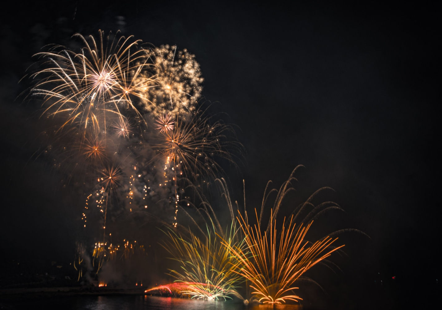 Momento de color en la 32ª edición del Concurso internacional de fuegos artificiales de Tarragona.
