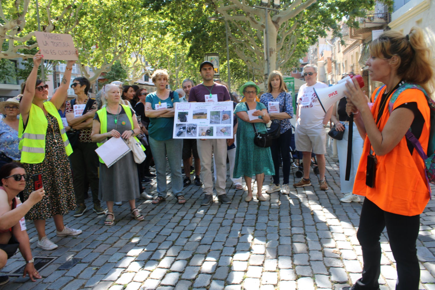 Protesta megáfono en mano en defensa de los gatos de Can Vidalet.
